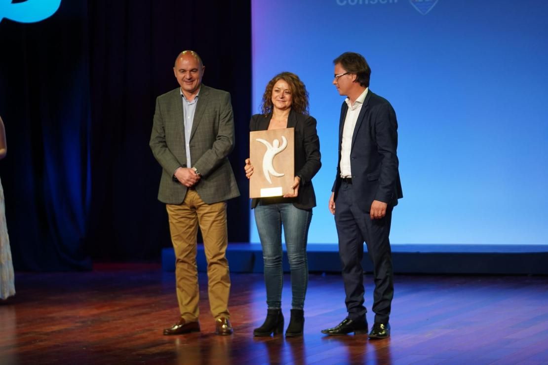 Equipo de ADDIF celebrando un logro en la pista de atletismo durante un evento de deporte inclusivo