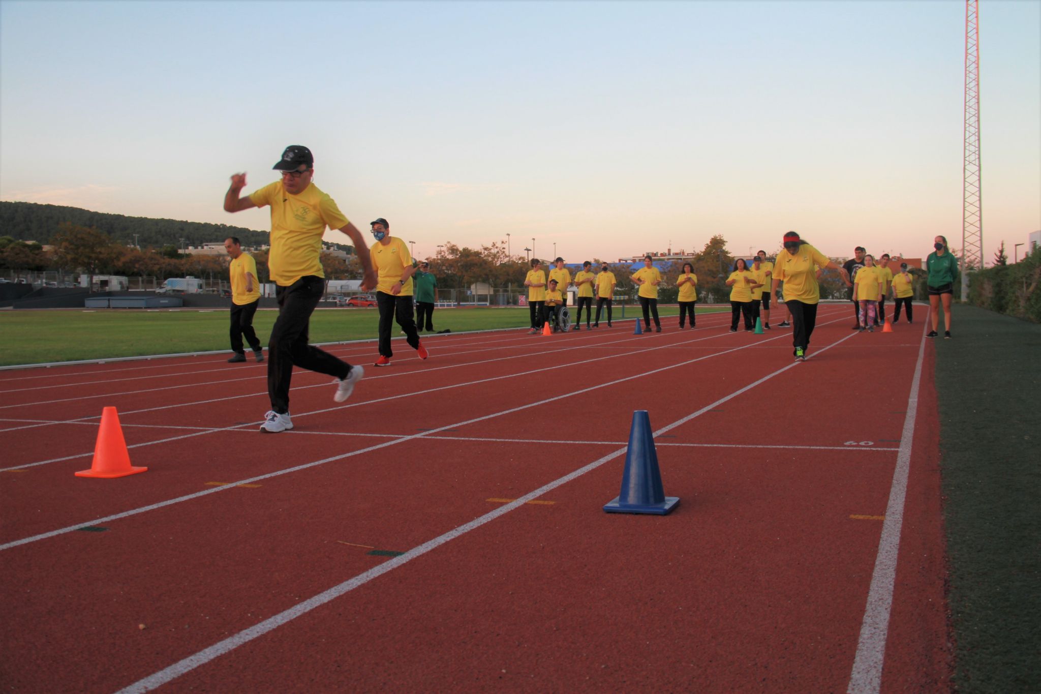 Entrenamiento inclusivo en pista de atletismo