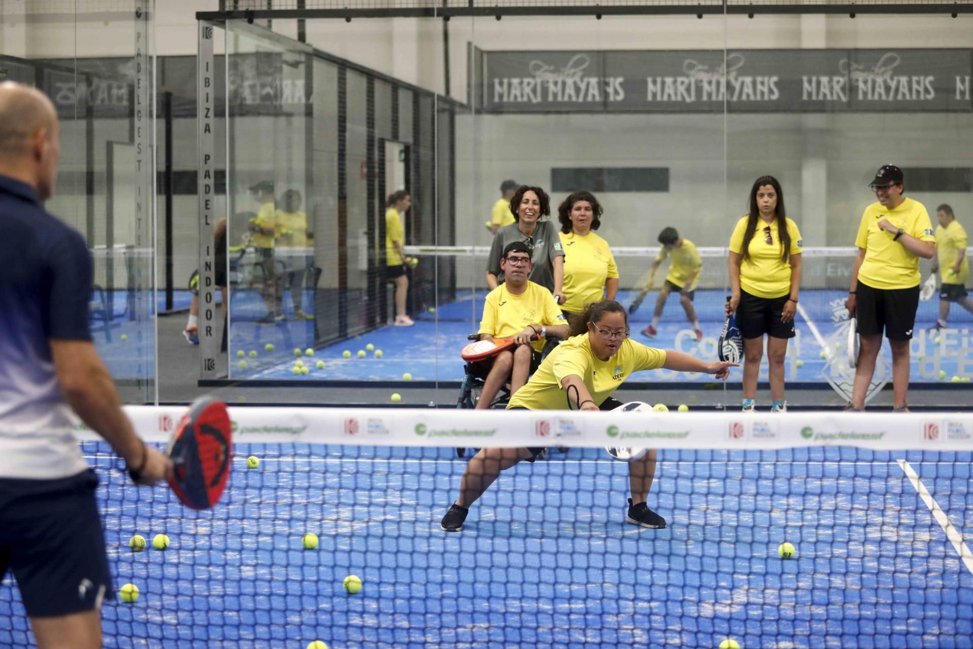 Sesión de pádel paralímpico con entrenadores