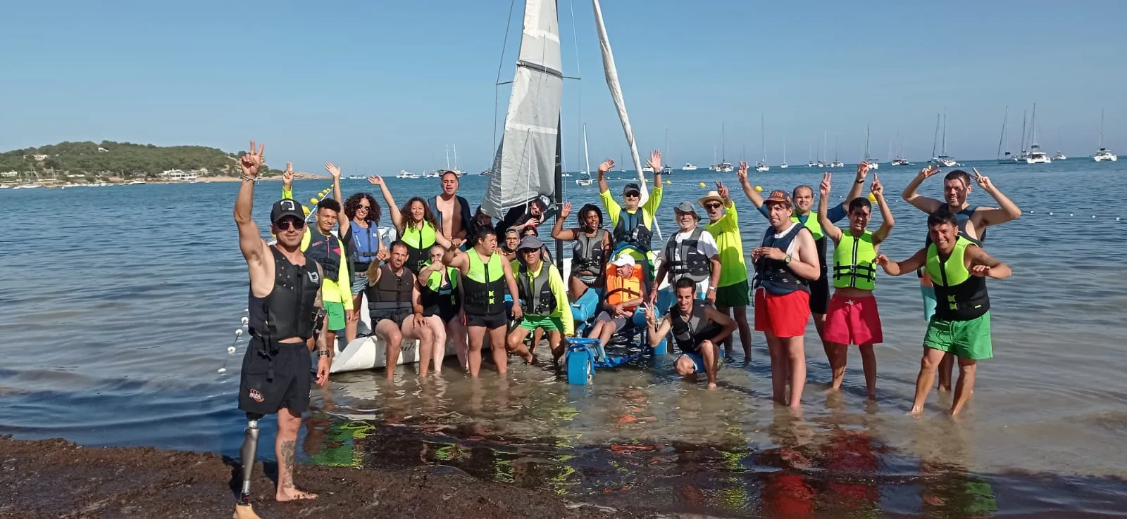 Equipo de baloncesto en silla de ruedas celebrando una canasta